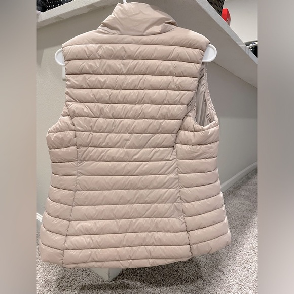 Old Navy Vest⭐️NEW - Picture 3 of 6